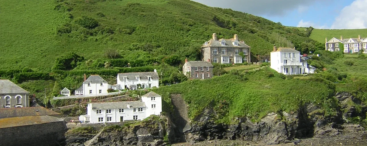 Stone and whitewashed houses with slate roofs above Port Isaac harbour